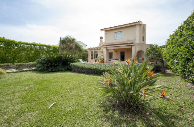 Villa Clara – Elegante Villa con Grande Giardino Privato e Veranda | Arenella – Siracusa