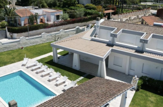 Direzione Sud – Villa con Piscina a Fontane Bianche