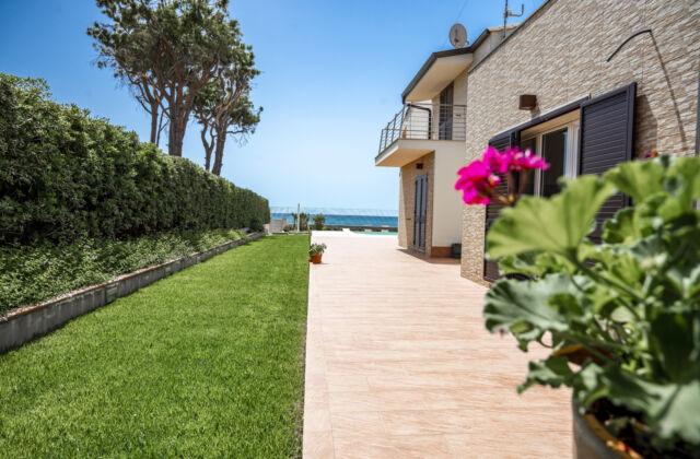 Villa Calliope – Fontane Bianche | Accesso Diretto alla Spiaggia | Infinity Pool Fronte Mare – Viola