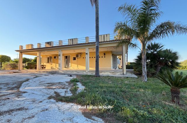 Avola Villa Con Giardino