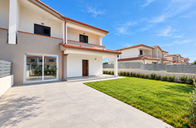 AVOLA – VILLA BIFAMILIARE DI NUOVA COSTRUZIONE CON GIARDINO E BALCONI VISTA MARE Rif. 76