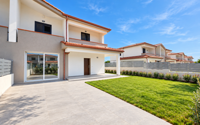 AVOLA – VILLA BIFAMILIARE DI NUOVA COSTRUZIONE CON GIARDINO E BALCONI VISTA MARE Rif. 76